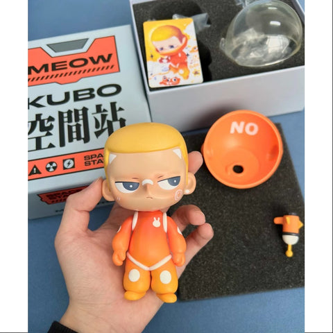 KUBO Astronaut Orange Figurine Art Toy 2021 Limited KUBO Astronaut Orange Figurine Art Toy 2021 Limited