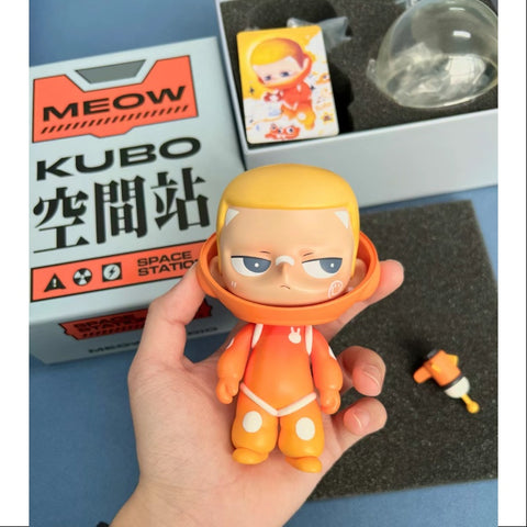 KUBO Astronaut Orange Figurine Art Toy 2021 Limited KUBO Astronaut Orange Figurine Art Toy 2021 Limited