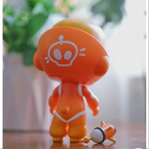 KUBO Astronaut Orange Figurine Art Toy 2021 Limited KUBO Astronaut Orange Figurine Art Toy 2021 Limited
