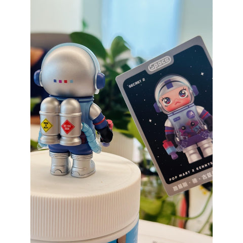 SPACE MOLLY MEGA 100% Series 3 Secret Louis De Guzman SPACE MOLLY MEGA 100% Series 3 Secret Louis De Guzman