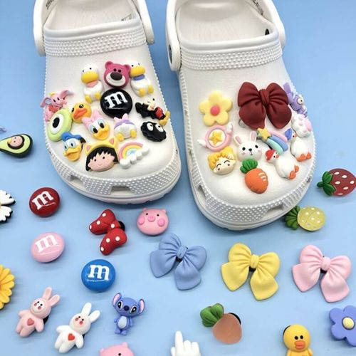 Use small accessories to decorate beautiful Crocs!