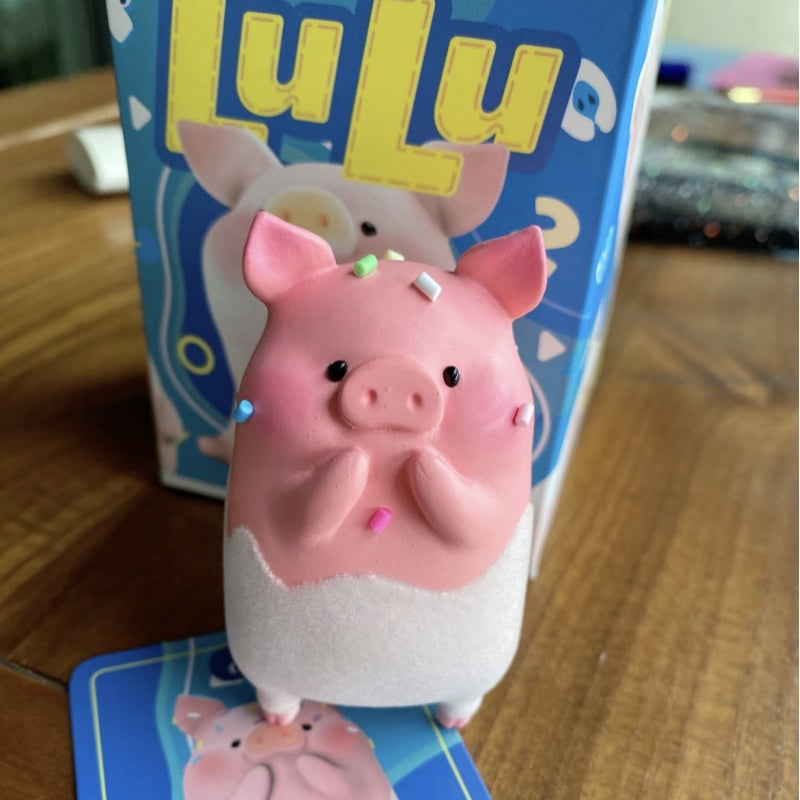 LuLu the Piggy Original Season 2 Blind Box Series: Standing Up Strawberry (Secret, 4/288)