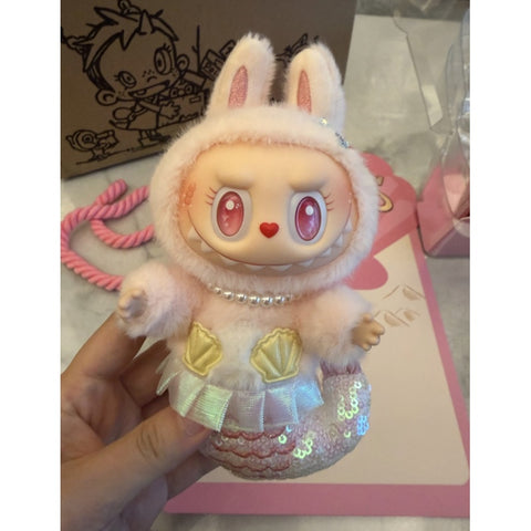 Mokoko The Monsters Mermaid De Vliegende Vinyl Plush Peandant 2026 Limited Edition