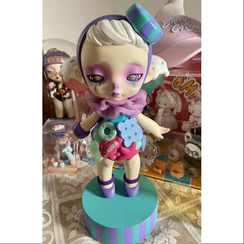 Laura Snow Mint 400% Figurine ToyCity 2021 Limited